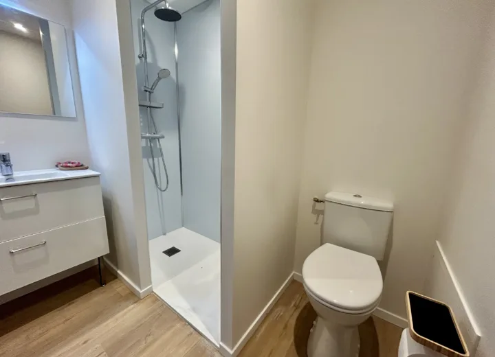 Une salle de bain privative moderne